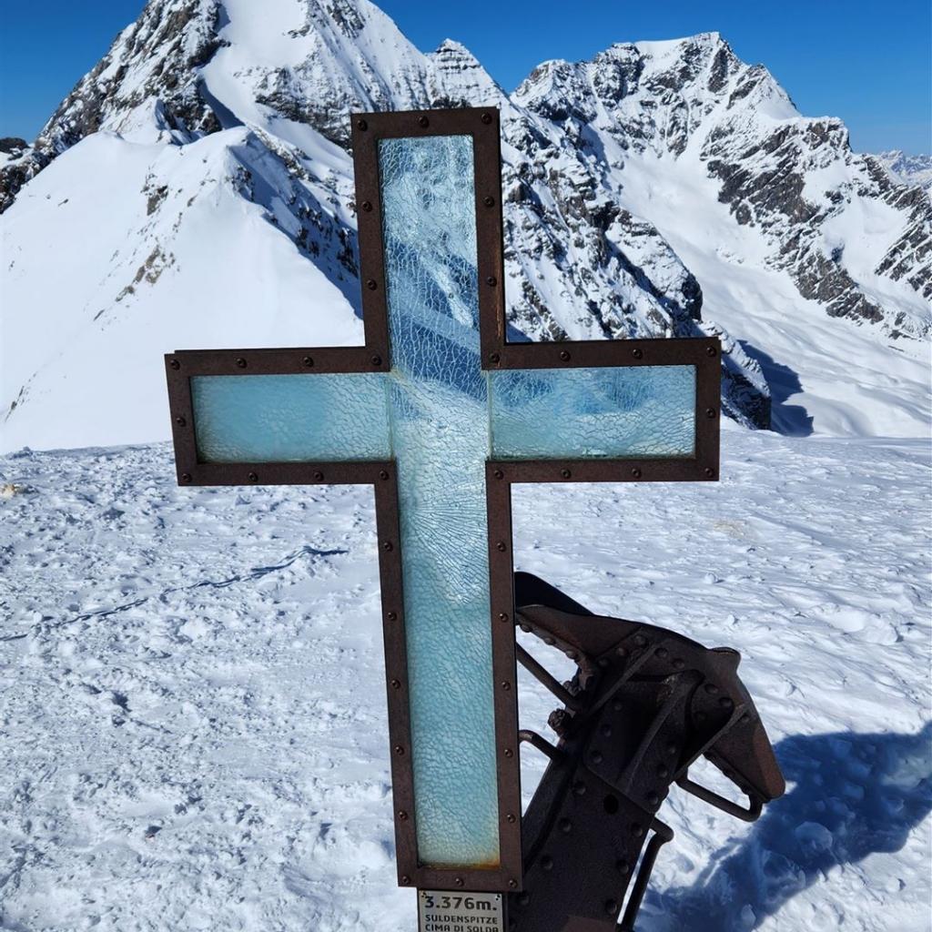 Die Vorderseite des Gipfelkreuzes