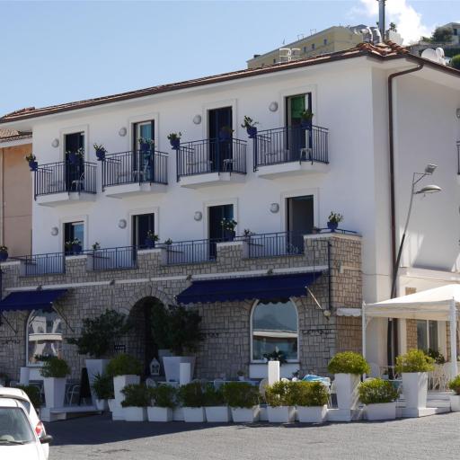 Im kleinen Ortskern am Porto di Seiano