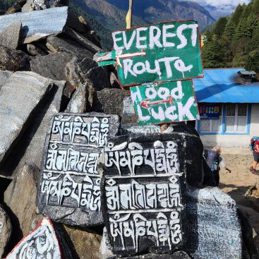 Mantra- bzw. Mani-Steine kurz nach Lukla