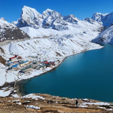 Gokyo Lake mit Cholatse, 6423 m, und Taboche, 6505 m