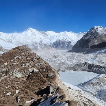 Blick über den Ngozumba Tse Gletscher auf den Cho Oyu, 8188 m