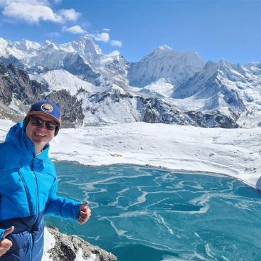 Khongma La Pass, 5545 m (hinten der Makalu, 8485 m)