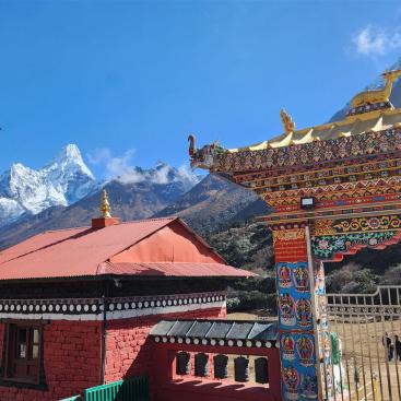 Tengboche Monastery mit Ama Dablam