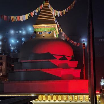 Wunderschön beleuchtete Stupa in Namche Bazaar