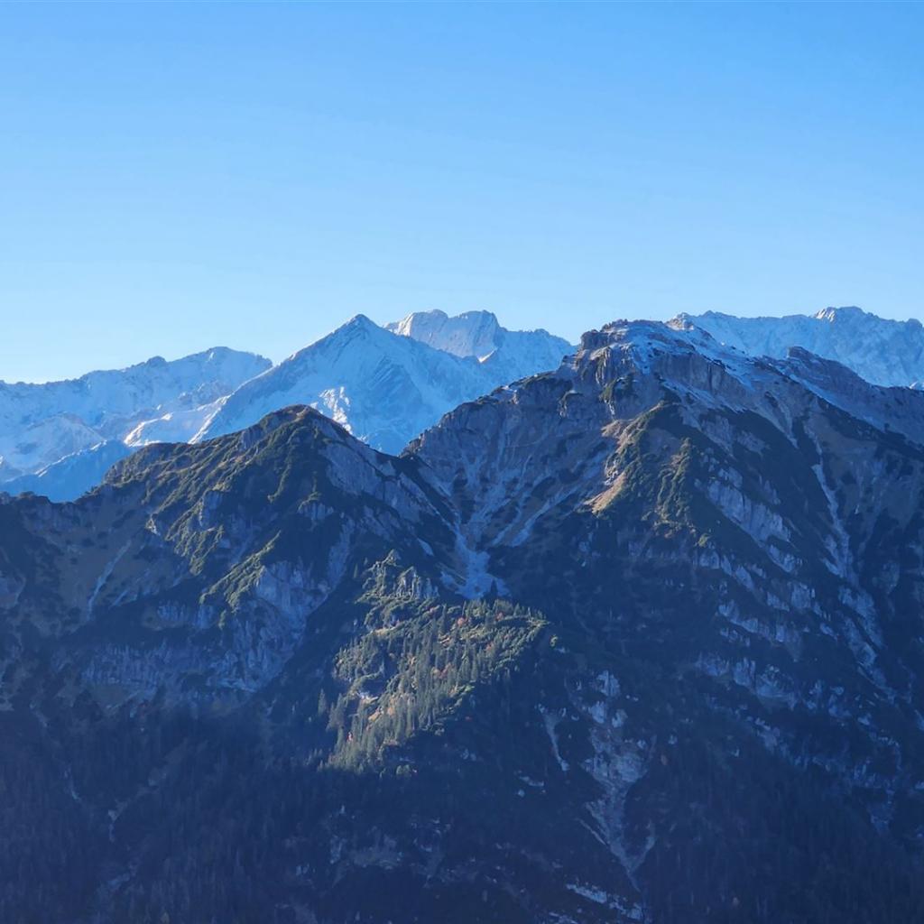 Blick vom Brünstlkopf auf den Kramer, im Hintergrund die Alpspitze