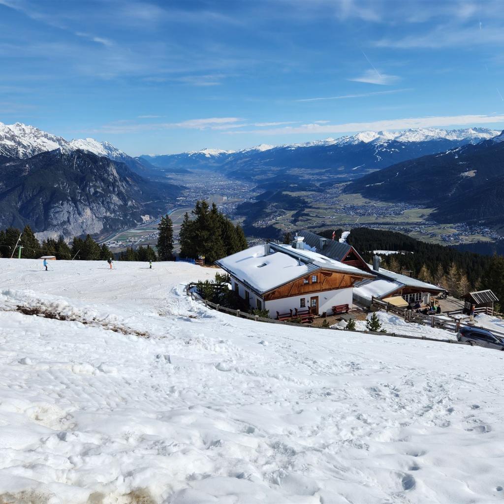 Blick über die Rosskogelhütte nach Innsbruck