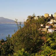 Blick hinüber zum Vesuv und auf den Hauptort von Vico Equense