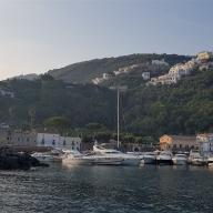Die Marina di Aequa vom Boot aus gesehen