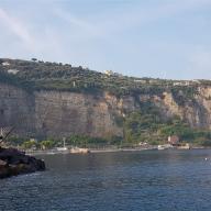 Der Felsen an der Marina di Aequa vom Boot aus gesehen