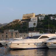 Die Marina di Aequa vom Boot aus gesehen